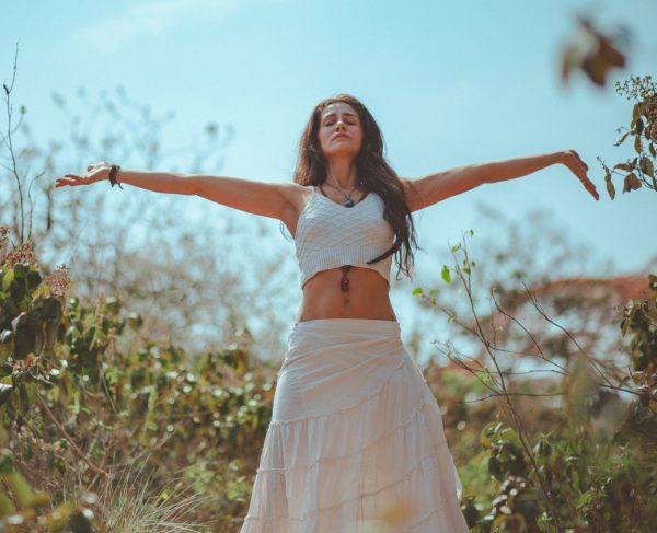 Mujer relajación conexión con la naturaleza